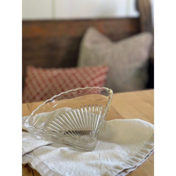 Glass Soap Dish Seashell with Scalloped Edges - Picture 2 of 5